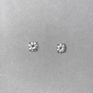 I’m selling these expensive earrings I bought for my wife never been wore before